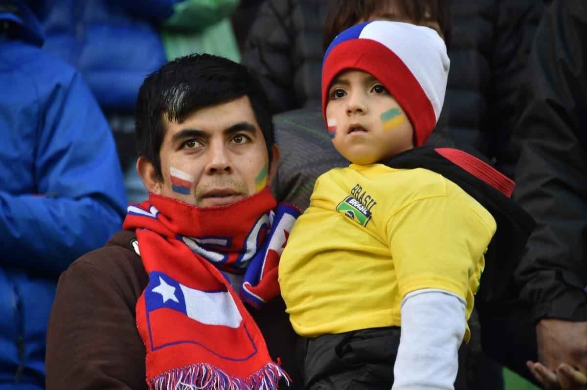 Torcedores do Peru e Brasil fizeram bonita festa no Chile para a estreia das selees na Copa Amrica