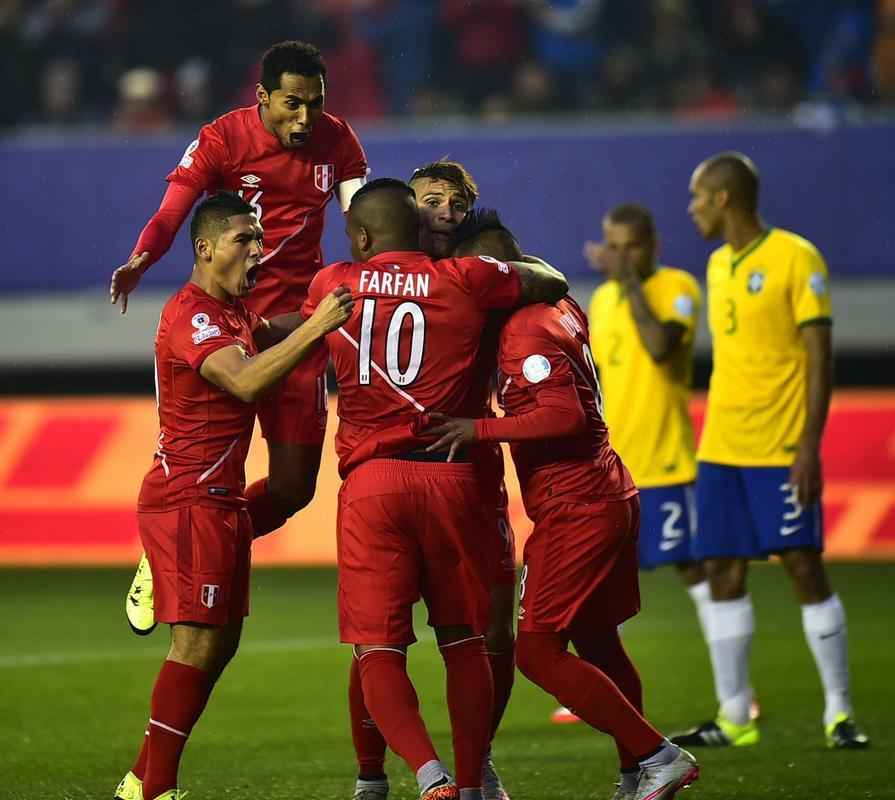 Brasil levou um susto logo no incio da partida, conseguiu o empate em seguida, e alcanou a virada nos acrscimos do segundo tempo