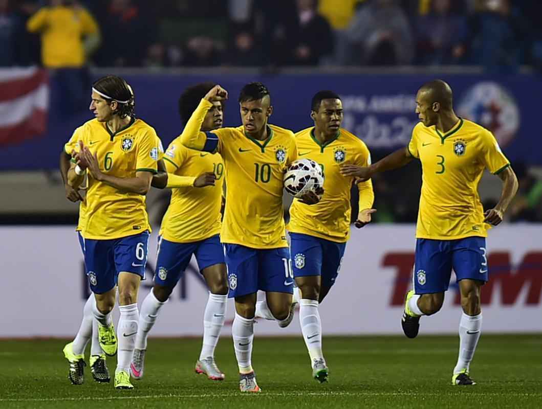 Brasil levou um susto logo no incio da partida, conseguiu o empate em seguida, e alcanou a virada nos acrscimos do segundo tempo