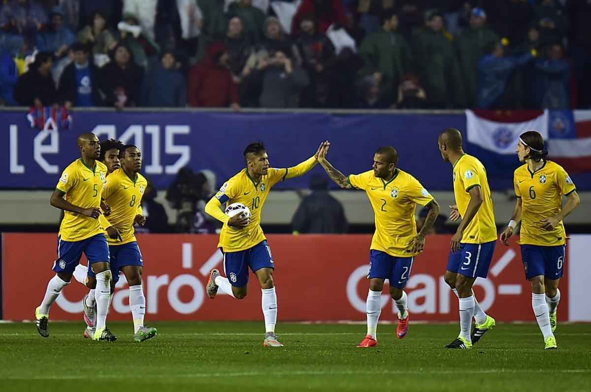 Brasil levou um susto logo no incio da partida, conseguiu o empate em seguida, e alcanou a virada nos acrscimos do segundo tempo