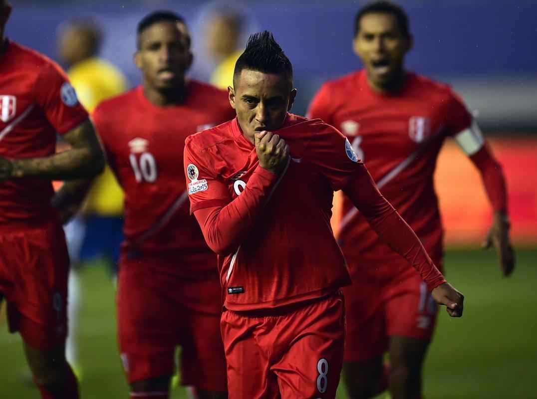 Brasil levou um susto logo no início da partida, conseguiu o empate em seguida, e alcançou a virada nos acréscimos do segundo tempo