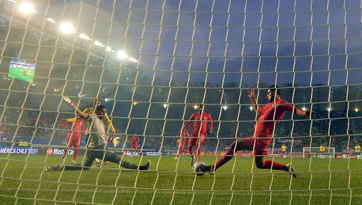 Brasil levou um susto logo no início da partida, conseguiu o empate em seguida, e alcançou a virada nos acréscimos do segundo tempo