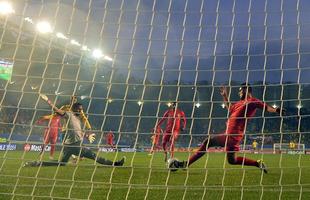 Brasil levou um susto logo no incio da partida, conseguiu o empate em seguida, e alcanou a virada nos acrscimos do segundo tempo