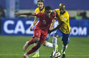 Brasil levou um susto logo no incio da partida, conseguiu o empate em seguida, e alcanou a virada nos acrscimos do segundo tempo