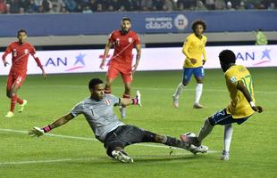 Brasil levou um susto logo no incio da partida, conseguiu o empate em seguida, e alcanou a virada nos acrscimos do segundo tempo
