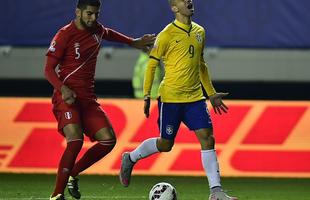Brasil levou um susto logo no incio da partida, conseguiu o empate em seguida, e alcanou a virada nos acrscimos do segundo tempo