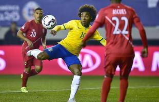 Brasil levou um susto logo no incio da partida, conseguiu o empate em seguida, e alcanou a virada nos acrscimos do segundo tempo