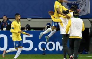 Brasil levou um susto logo no incio da partida, conseguiu o empate em seguida, e alcanou a virada nos acrscimos do segundo tempo