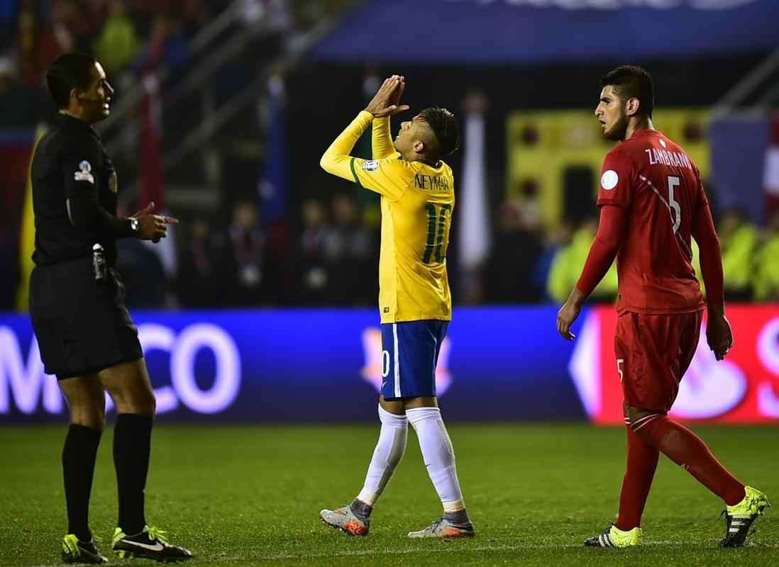 Brasil levou um susto logo no início da partida, conseguiu o empate em seguida, e alcançou a virada nos acréscimos do segundo tempo