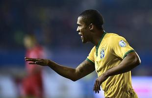 Brasil levou um susto logo no incio da partida, conseguiu o empate em seguida, e alcanou a virada nos acrscimos do segundo tempo