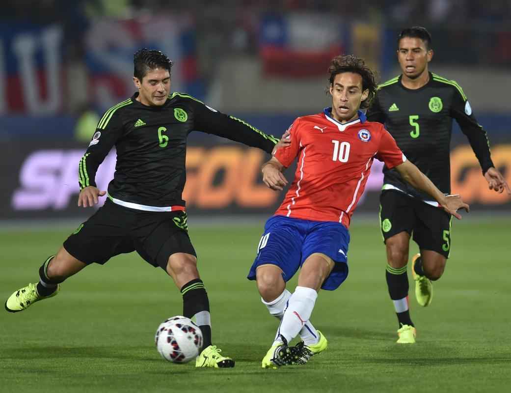 Imagens do empate entre Chile e Mxico, por 3 a 3, em Santiago