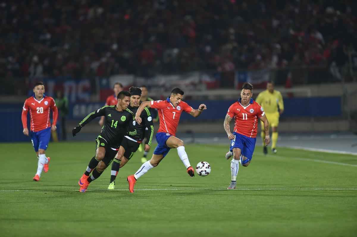 Imagens do empate entre Chile e Mxico, por 3 a 3, em Santiago