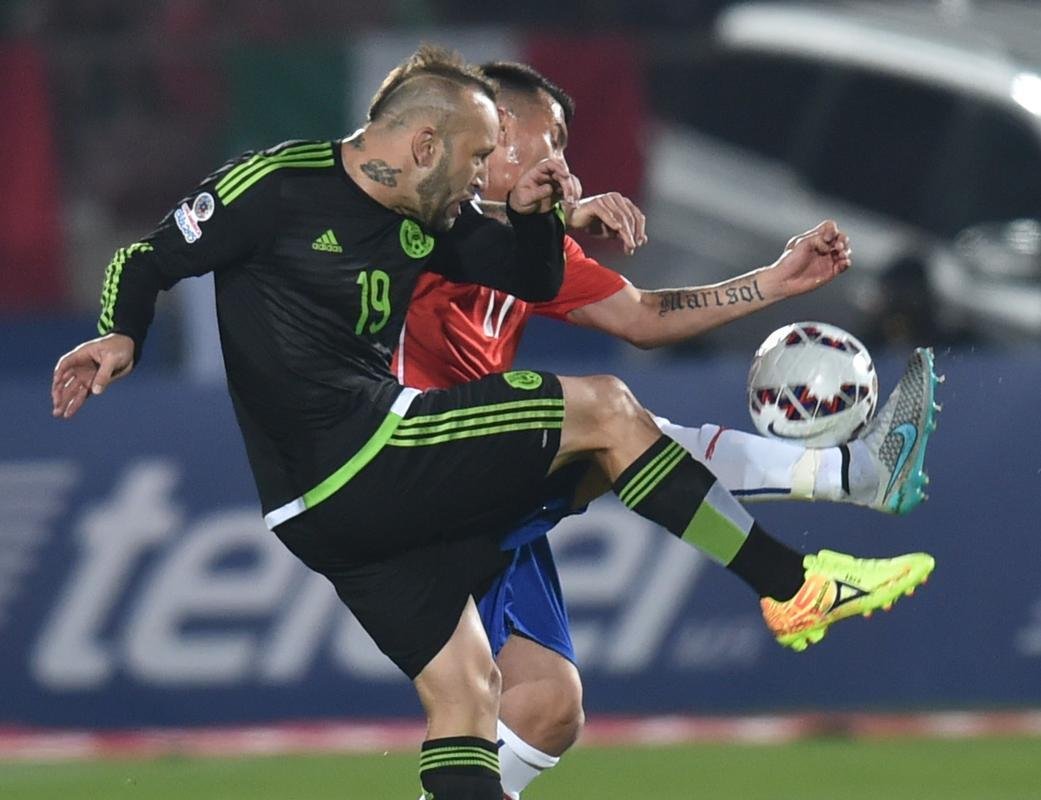 Imagens do empate entre Chile e Mxico, por 3 a 3, em Santiago