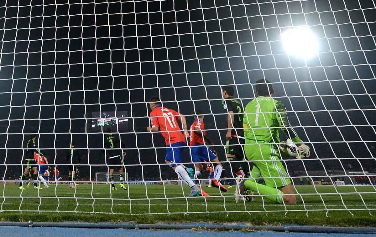 Imagens do empate entre Chile e Mxico, por 3 a 3, em Santiago