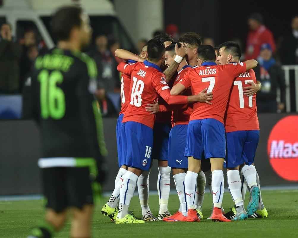 Imagens do empate entre Chile e Mxico, por 3 a 3, em Santiago