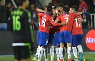 Imagens do empate entre Chile e Mxico, por 3 a 3, em Santiago