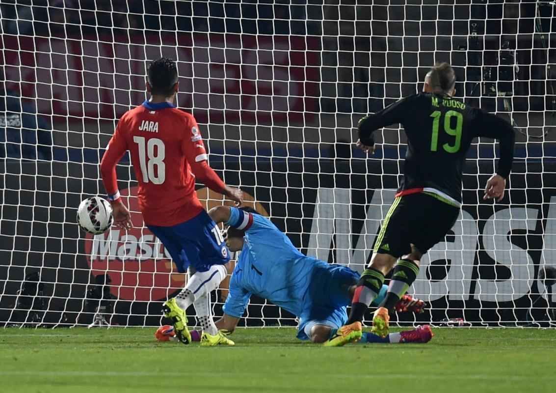 Imagens do empate entre Chile e Mxico, por 3 a 3, em Santiago