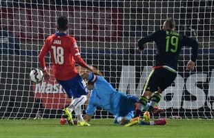 Imagens do empate entre Chile e Mxico, por 3 a 3, em Santiago