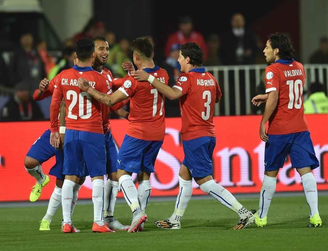 Imagens do empate entre Chile e Mxico, por 3 a 3, em Santiago