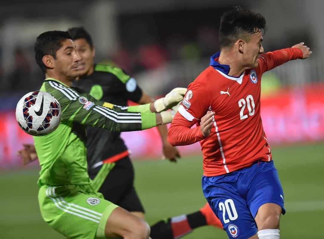 Imagens do empate entre Chile e Mxico, por 3 a 3, em Santiago