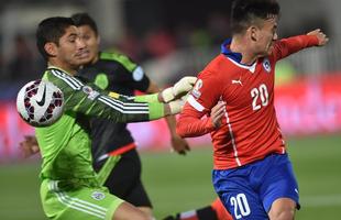 Imagens do empate entre Chile e Mxico, por 3 a 3, em Santiago