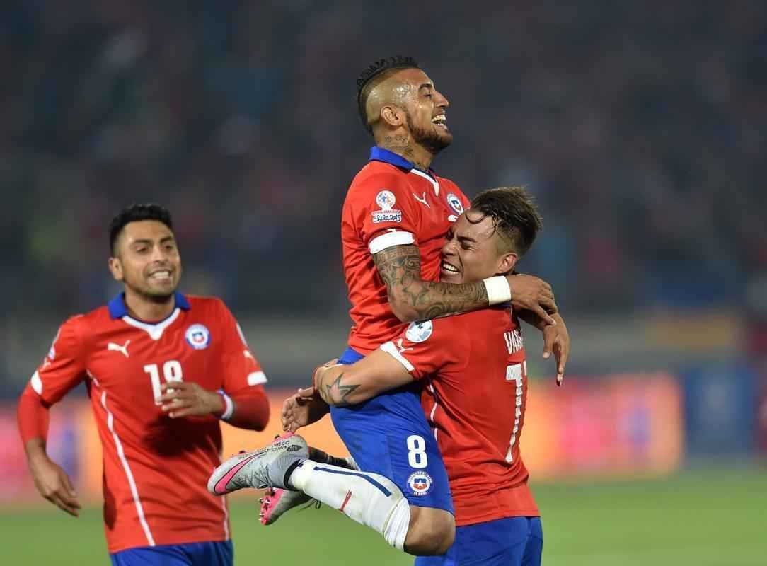 Imagens do empate entre Chile e Mxico, por 3 a 3, em Santiago