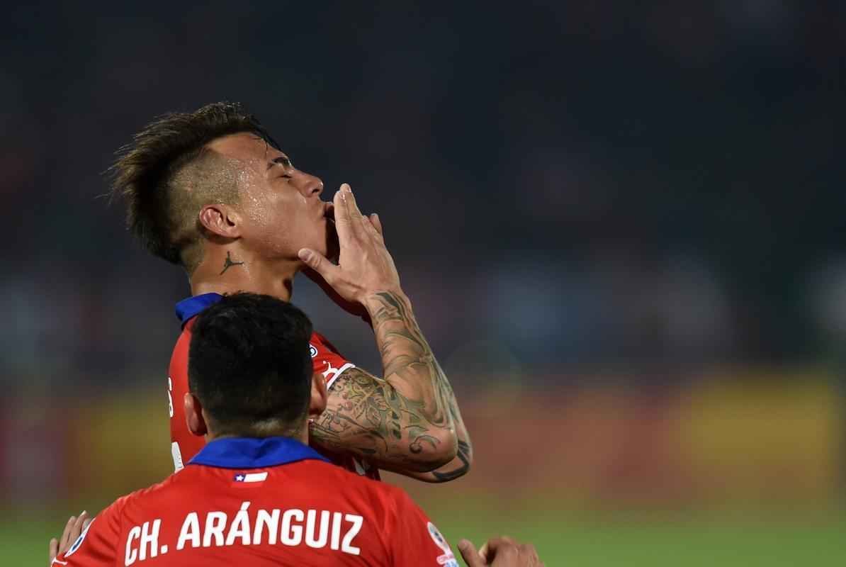 Imagens do empate entre Chile e Mxico, por 3 a 3, em Santiago