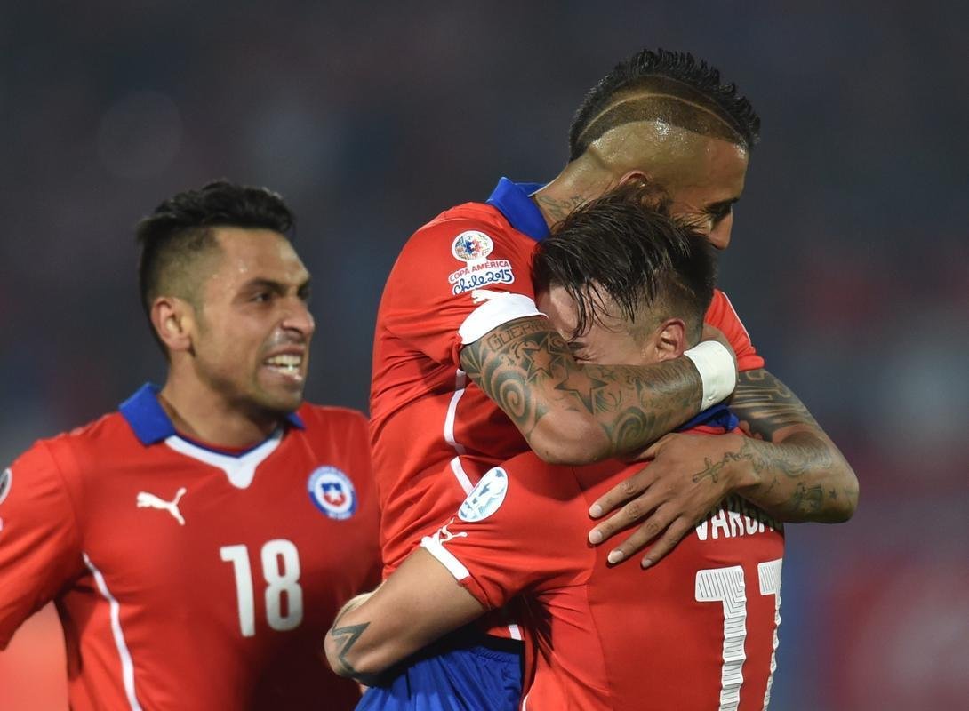 Imagens do empate entre Chile e Mxico, por 3 a 3, em Santiago