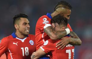 Imagens do empate entre Chile e Mxico, por 3 a 3, em Santiago