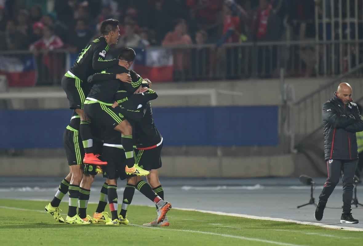 Imagens do empate entre Chile e Mxico, por 3 a 3, em Santiago