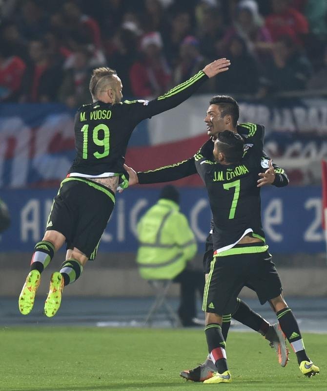 Imagens do empate entre Chile e Mxico, por 3 a 3, em Santiago