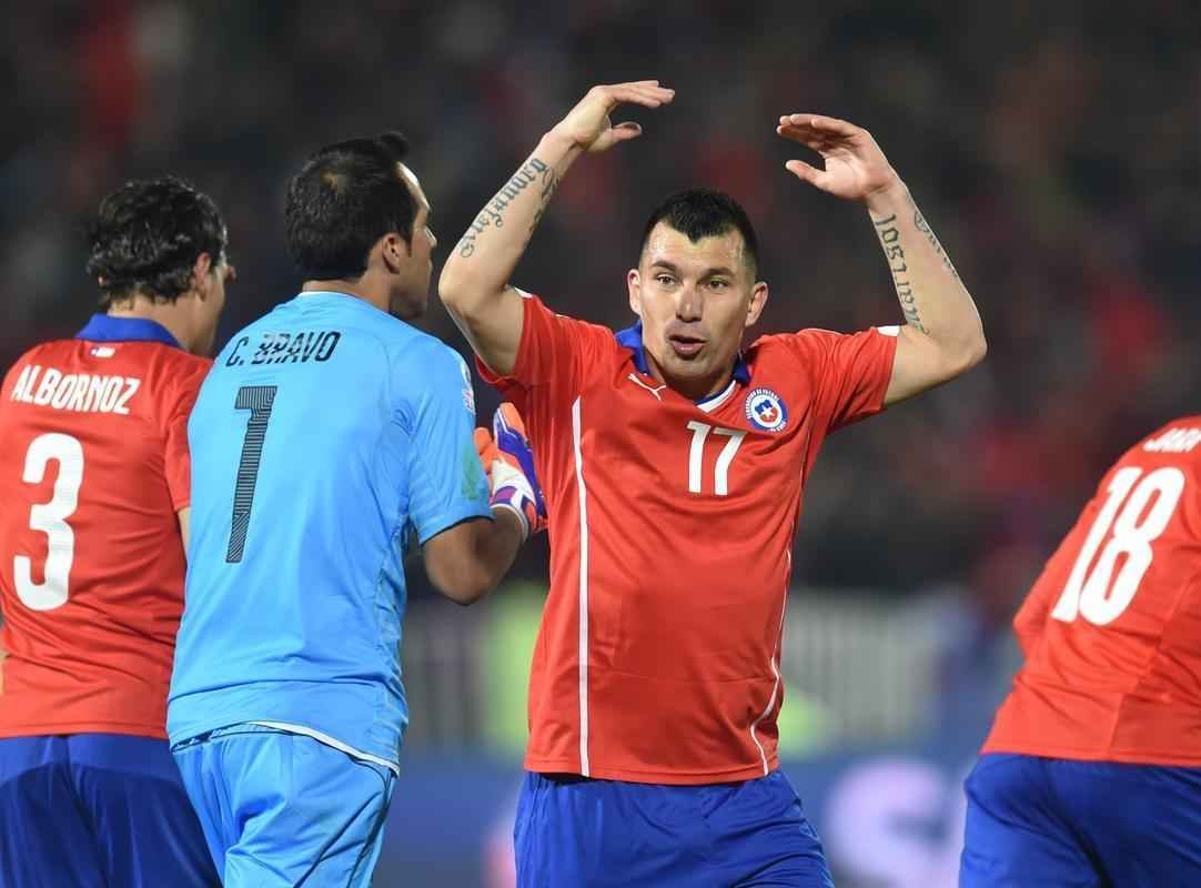 Imagens do empate entre Chile e Mxico, por 3 a 3, em Santiago