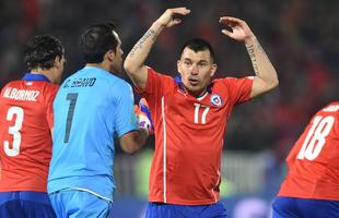 Imagens do empate entre Chile e Mxico, por 3 a 3, em Santiago