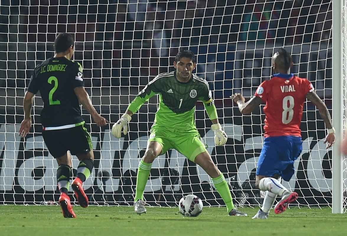 Imagens do empate entre Chile e Mxico, por 3 a 3, em Santiago