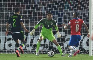 Imagens do empate entre Chile e Mxico, por 3 a 3, em Santiago