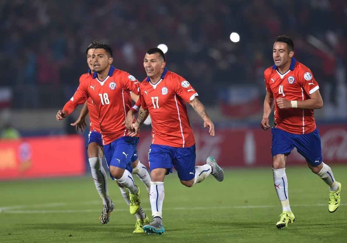 Imagens do empate entre Chile e Mxico, por 3 a 3, em Santiago