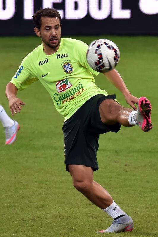 Considerado craque do Brasileiro em 2013 e 2014, Everton Ribeiro conduziu o Cruzeiro a dois ttulos nacionais seguidos. Ele ainda no tem tantas chances como titular, mas deve ganhar mais espao no decorrer da Copa Amrica. Atualmente, Everton joga nos Emirados rabes. 