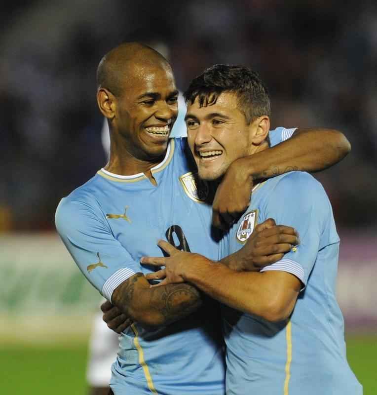 Promessa do futebol uruguaio, o meia De Arrascaeta foi contratado este ano pelo Cruzeiro e ainda busca a estabilidade no clube. Entre lances de craque, como o golao marcado no clssico no Independncia, e atuaes inconstantes, o armador  uma das esperanas no processo de reformulao ocorrido na Toca da Raposa. Ele disputa a Copa Amrica pela Seleo Uruguaia. 