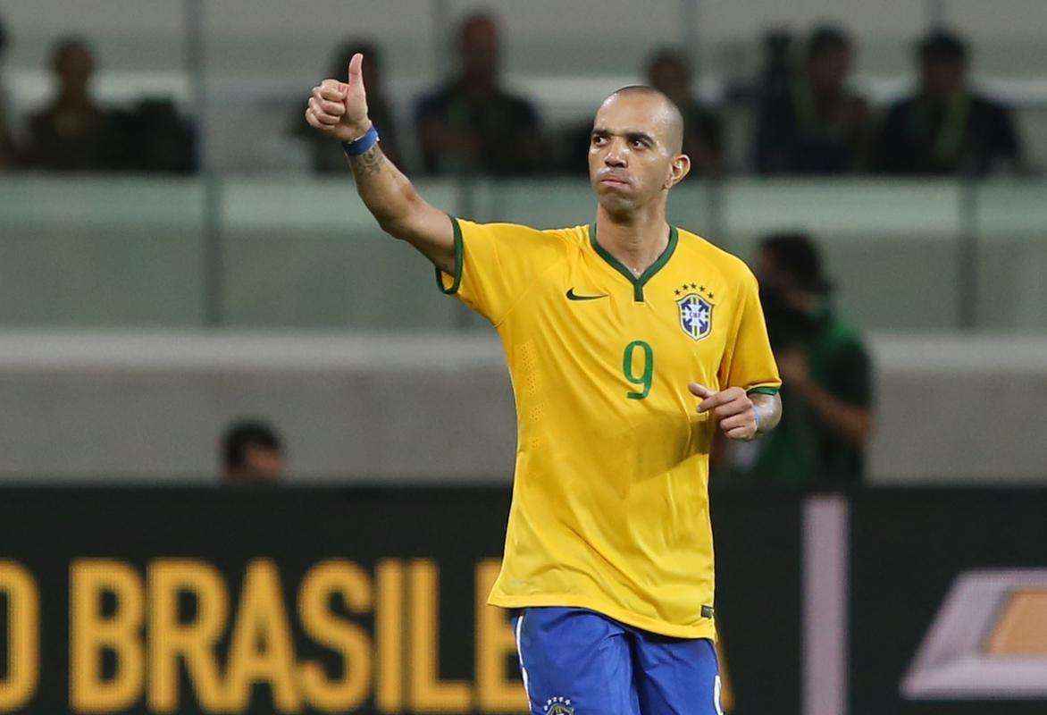 Diego Tardelli tem duas passagens pelo Atltico e  um dos dolos da torcida. O camisa 9  uma das apostas de Dunga na mudana de esquema ttico da Seleo, sem um jogador de referncia na grande rea. Hoje, Tardelli atua no futebol chins, mas usa as redes sociais para mostrar a admirao que tem pelos ttulos e marcas conquistadas no Atltico. 
