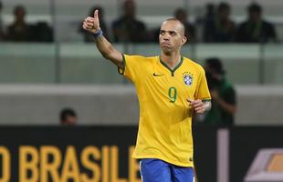 Diego Tardelli tem duas passagens pelo Atltico e  um dos dolos da torcida. O camisa 9  uma das apostas de Dunga na mudana de esquema ttico da Seleo, sem um jogador de referncia na grande rea. Hoje, Tardelli atua no futebol chins, mas usa as redes sociais para mostrar a admirao que tem pelos ttulos e marcas conquistadas no Atltico. 