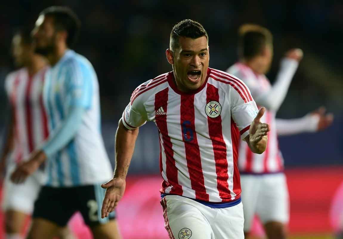 O paraguaio Samudio passou pelo Cruzeiro em 2014 sem deixar saudades. O momento mais emocionante do lateral foi o gol marcado contra o Cerro Porteo, no fim do jogo, pelas oitavas da Libertadores, no Mineiro. Na estreia de sua seleo na Copa Amrica, Miguel Samudio passou por momentos de tenso: ele recuou mal para o goleiro e viu Aguero marcar para a Argentina, alm de cometer pnalti (duvidoso) em Di Mara. No fim, o Paraguai empatou e o ala deve ter deixado o campo mais aliviado. 