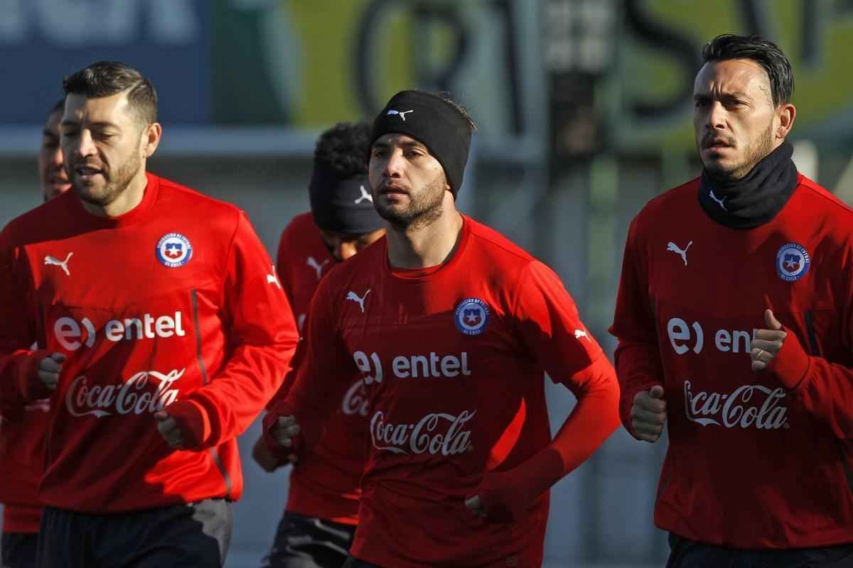 O lateral Eugenio Mena tambm foi contratado pelo Cruzeiro em 2015. O chileno disputa a posio com Fabrcio e Par na Toca da Raposa. Ele ainda no mostrou grande futebol, e fez seu melhor jogo diante do So Paulo, pela Libertadores. No time de Sampaoli, Mena joga mais recuado, quase como terceiro zagueiro, e convive com a presso da torcida local em ver o Chile conquistar o primeiro ttulo da Copa Amrica.