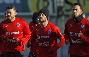 O lateral Eugenio Mena tambm foi contratado pelo Cruzeiro em 2015. O chileno disputa a posio com Fabrcio e Par na Toca da Raposa. Ele ainda no mostrou grande futebol, e fez seu melhor jogo diante do So Paulo, pela Libertadores. No time de Sampaoli, Mena joga mais recuado, quase como terceiro zagueiro, e convive com a presso da torcida local em ver o Chile conquistar o primeiro ttulo da Copa Amrica.