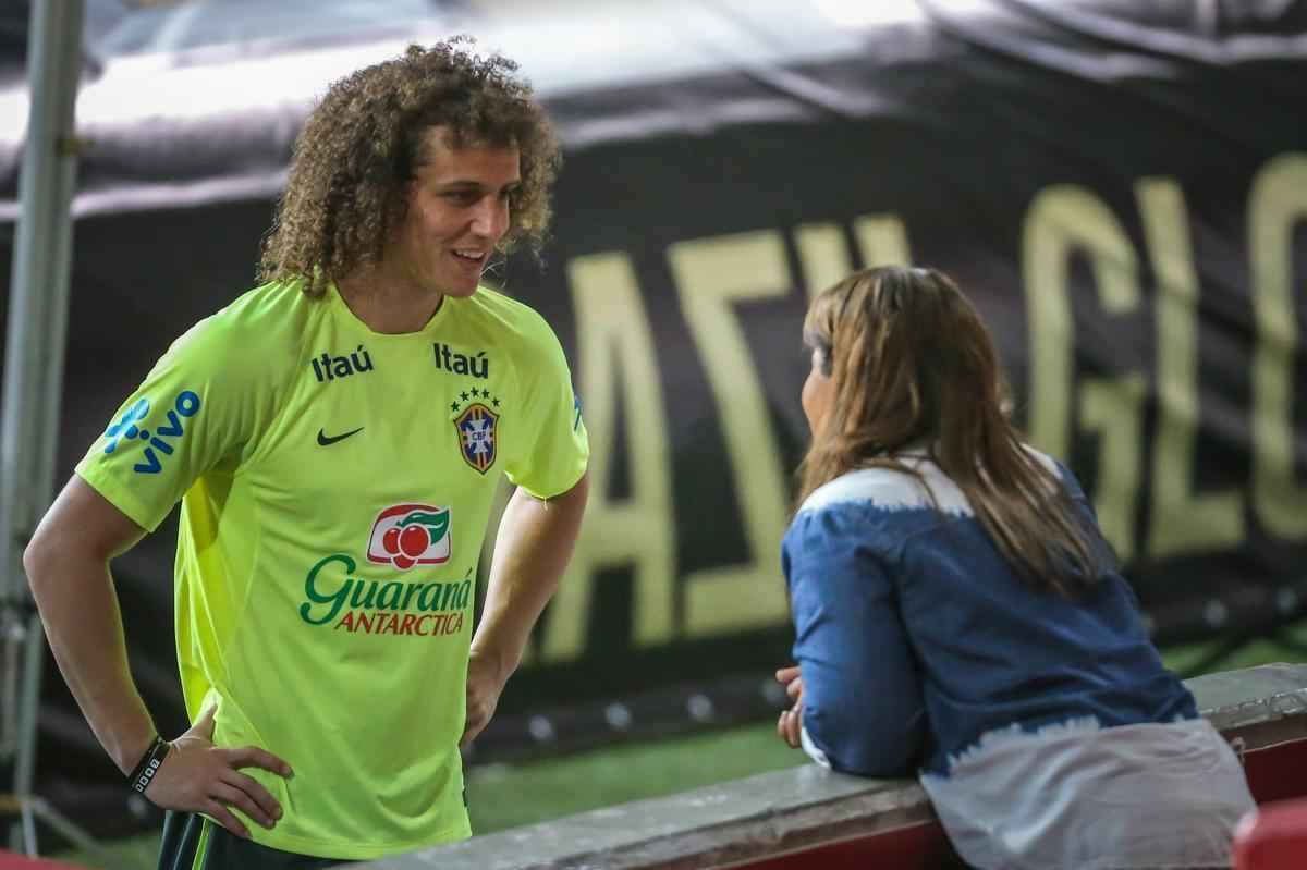 Um dos remanescentes da humilhante derrota brasileira na semifinal da Copa do Mundo, o zagueiro David Luiz, jogador do PSG, carrega uma histria curiosa com o futebol mineiro: o defensor chegou a alegar que passou dificuldades para se alimentar e teve at que capinar durante a breve passagem na base do Coelho, fato desmentido pelo ex-presidente Marcus Salum. Um outro ex-americano poderia estar na Copa Amrica, mas o lateral Danilo sofreu leso e foi cortado do torneio. O jogador pertence ao Real Madrid. 