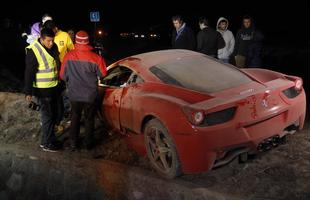 Volante que disputa a Copa Amrica bateu sua Ferrari numa estrada nas proximidades de Santiago