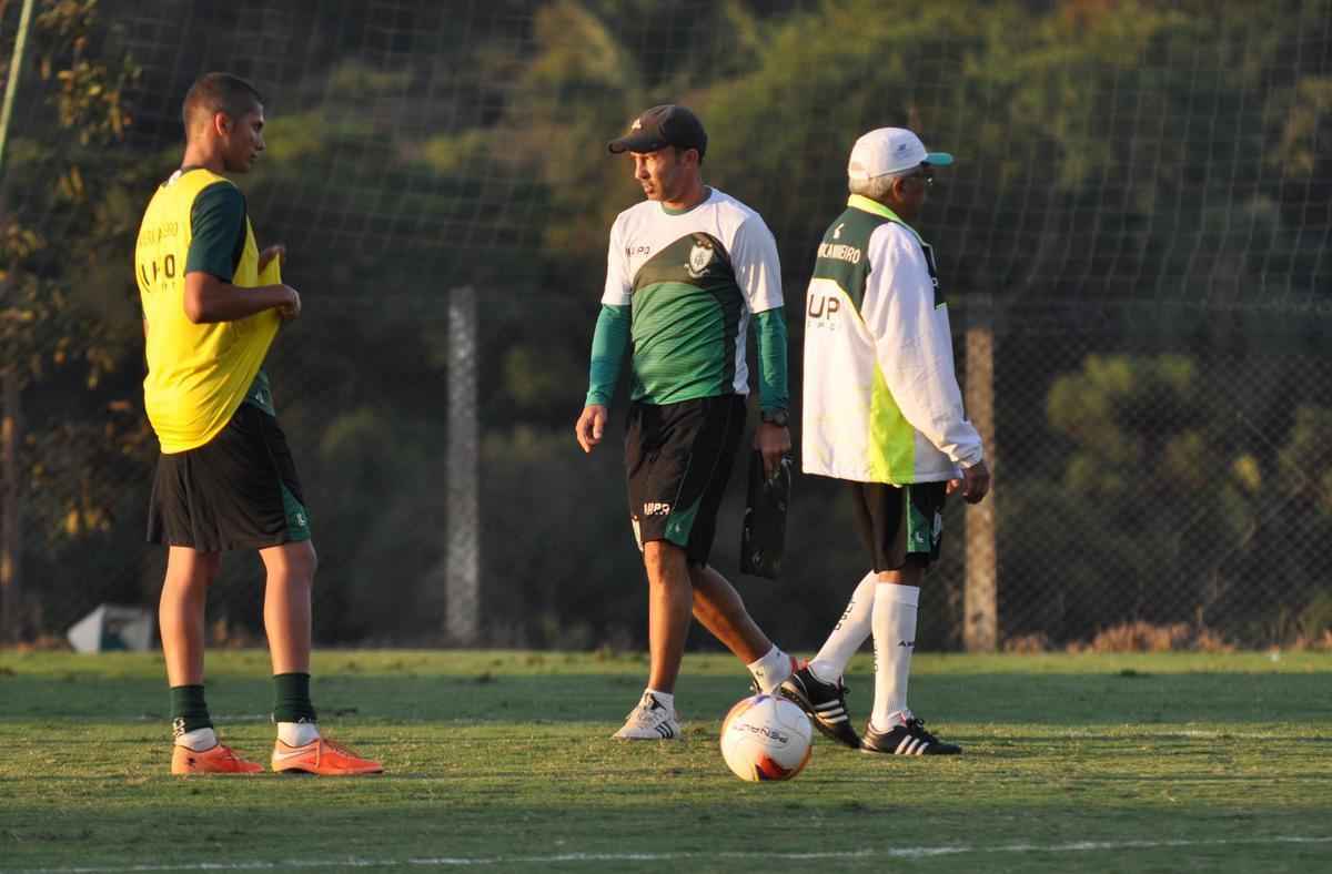 Com gols de Robertinho (2) e Mancini (2), titulares do Amrica venceram reservas por 4 a 0 no ltimo treino coletivo antes da partida contra o Atltico-GO