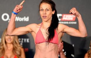 Pesagem do UFC Fight Night 69 em Berlim - Campe Joanna Jedrzejczyk bate peso e comemora