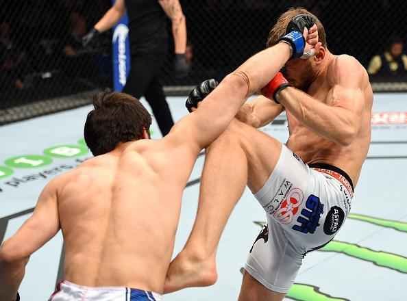 Magomed Mustafaev venceu Piotr Hallmann por nocaute tcnico no segundo round. Polons sofreu um corte profundo prximo do olho e foi impedido pelo mdico de continuar no combate