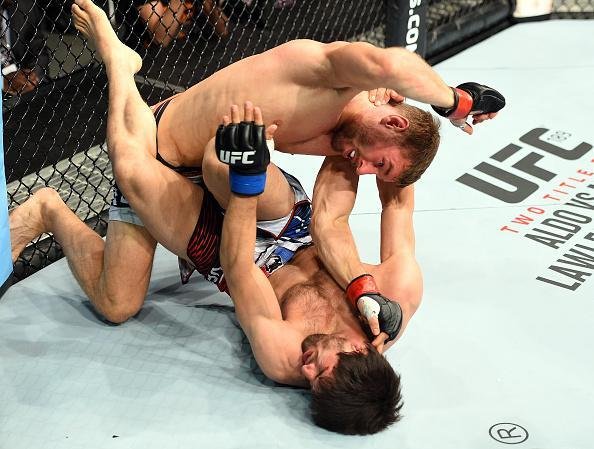 Magomed Mustafaev venceu Piotr Hallmann por nocaute tcnico no segundo round. Polons sofreu um corte profundo prximo do olho e foi impedido pelo mdico de continuar no combate