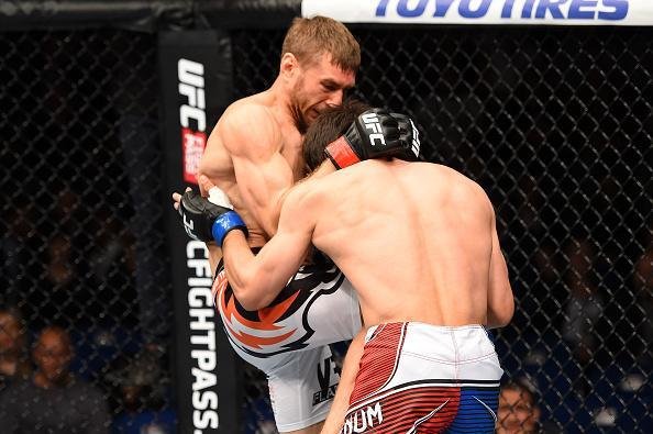 Magomed Mustafaev venceu Piotr Hallmann por nocaute tcnico no segundo round. Polons sofreu um corte profundo prximo do olho e foi impedido pelo mdico de continuar no combate